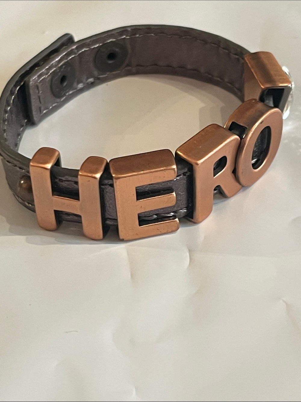 BCBG COPPERTONE HERO SPELLOUT bracelet/ metallic leather